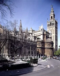 Vue de la façade est avec la tour Giralda au-delà